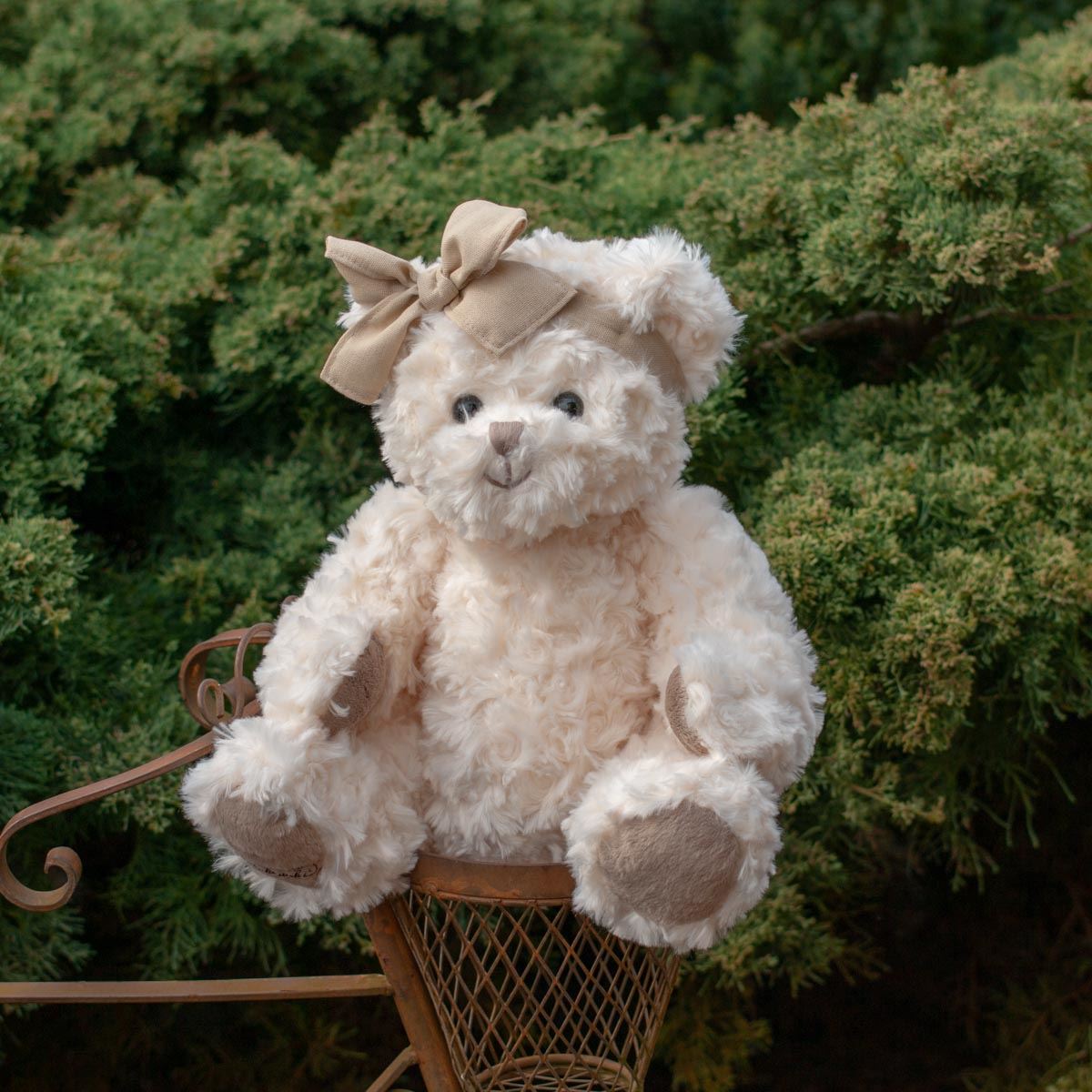 Plush teddy bear with bow