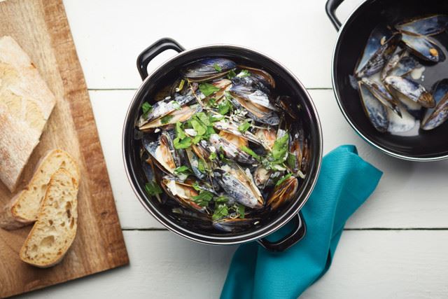 KitchenCraft World of Flavours Mediterranean Standard Mussels Pot