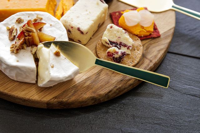 Cheese knife for brie