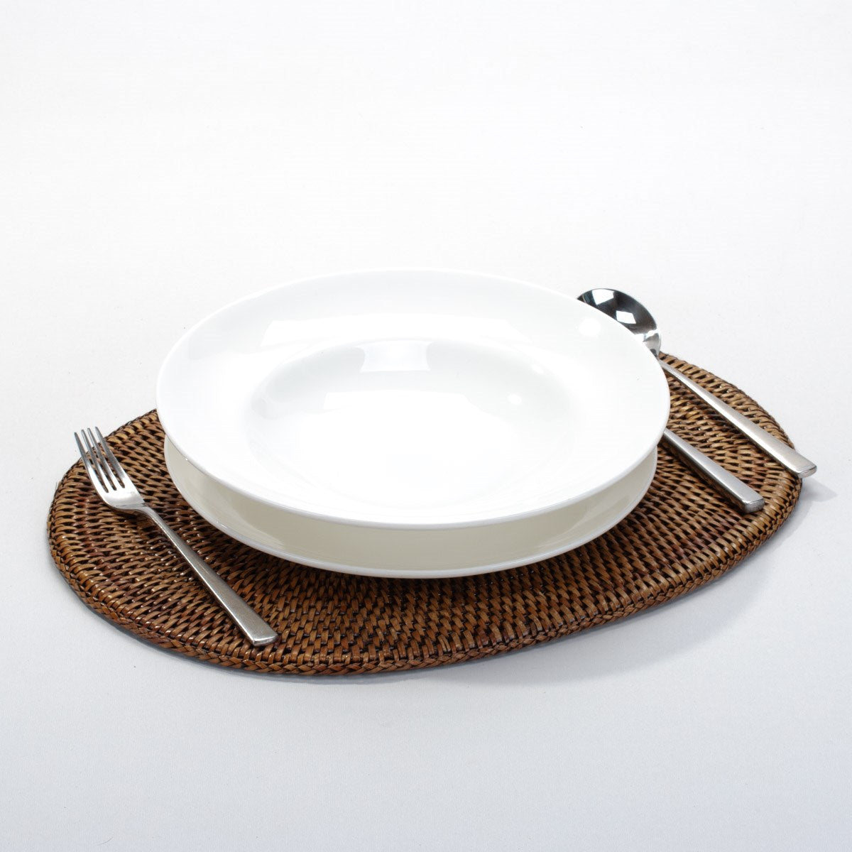 Hand-woven rattan oval placemat: antique elegance for your table