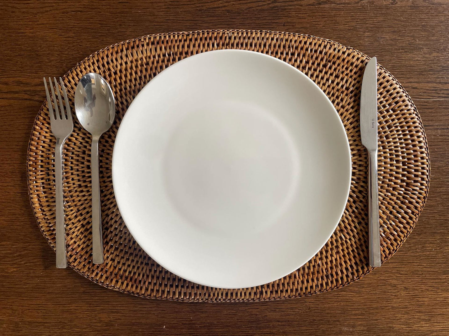 Hand-woven rattan oval placemat: antique elegance for your table