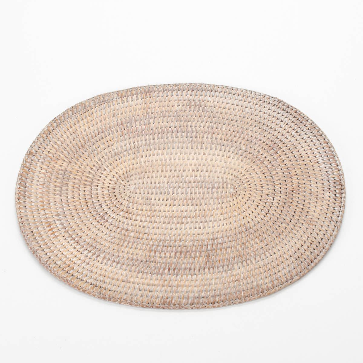 Hand-woven rattan oval placemat: rustic elegance for your table, 40 cm x 30 cm