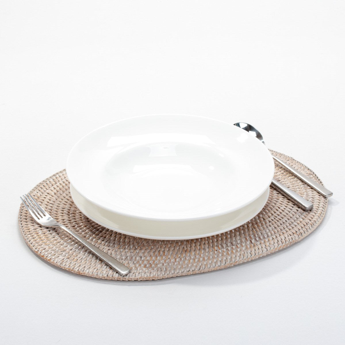Hand-woven rattan oval placemat: rustic elegance for your table, 40 cm x 30 cm