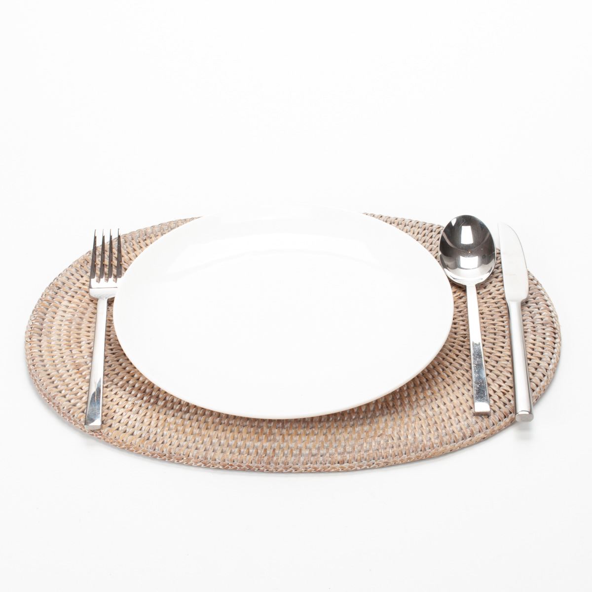 Hand-woven rattan oval placemat: rustic elegance for your table, 40 cm x 30 cm