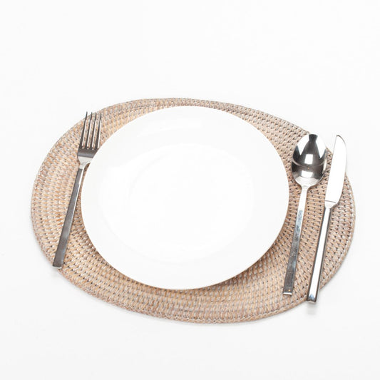 Hand-woven rattan oval placemat: rustic elegance for your table, 40 cm x 30 cm