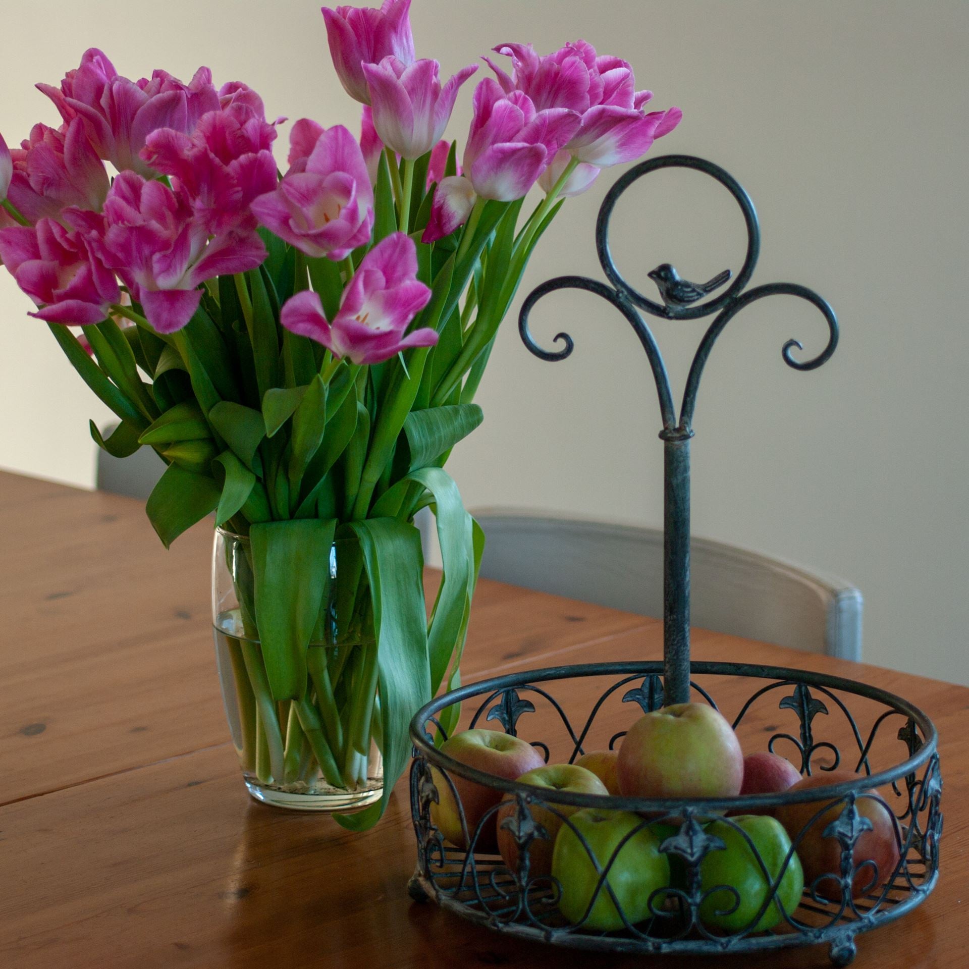 Metal fruit holder for kitchen or dining